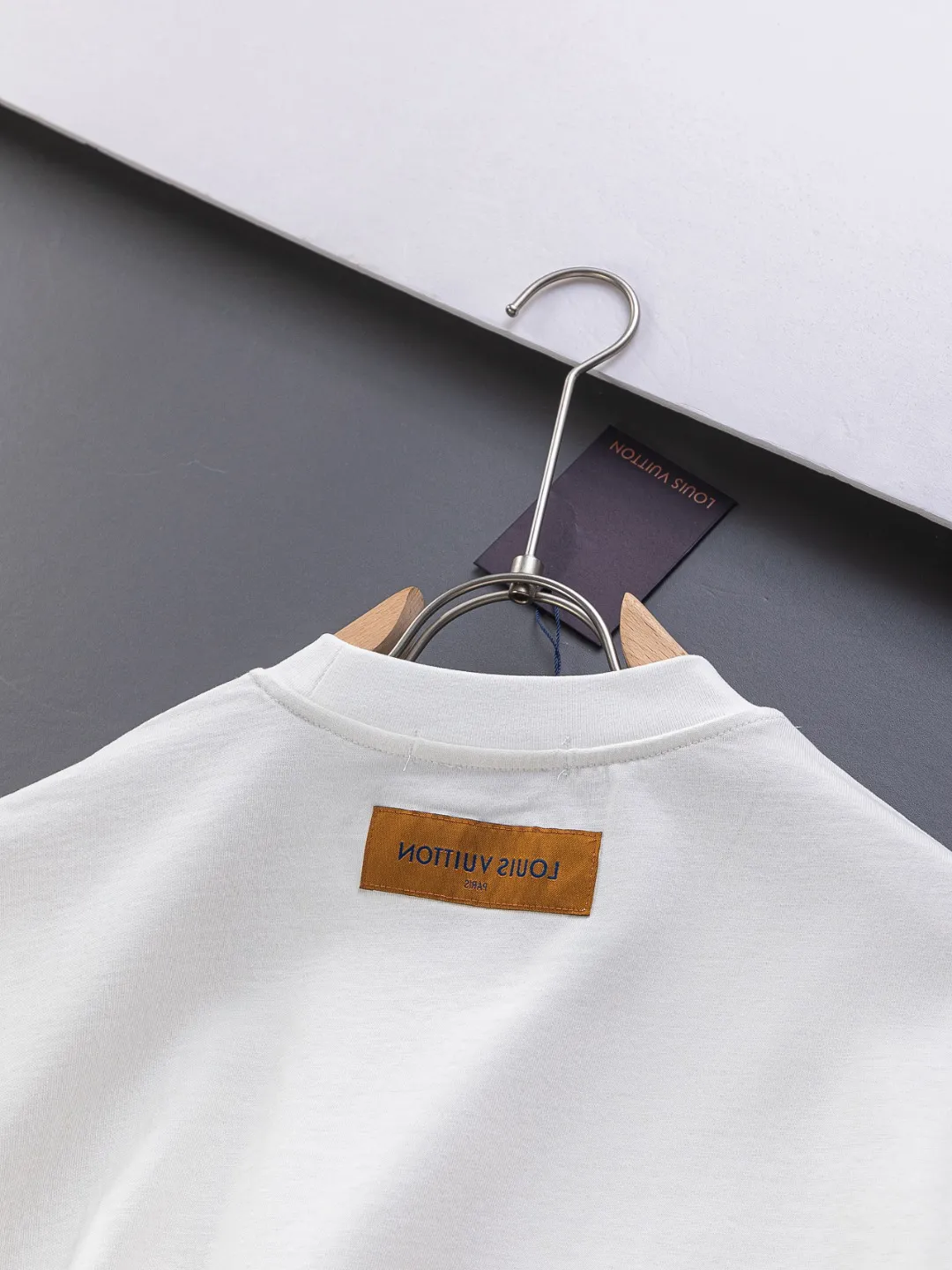 🅿️190 Louis Vuitton 1V micro-wide version S-Xl LV 25ss new product counters are on the shelves at the same time. Colorful purple letter design embroidery. Letter embroidery round neck short-sleeved T-shirt, same style for men and women! Synchronized with the official website, pure cotton fabrics at the counter! It is close to the skin and comfortable, durable and easy to wear. It has a classic and simple logo design and meticulous original craftsmanship. Short-sleeves, a must-have item for men, do not appear to be the same for the general public, but must be unique and eye-catching. This LV short-sleeve is all about quality, comfort, the same shape and fashion as always, including fabrics and cutting techniques. All of them have been made with great effort! 320 grams of washed pure cotton fabric, pure cotton is breathable, very refreshing and comfortable for daily wear. The rib knitting on the neckline is smooth and tight, and the neckline will not be skewed if you toss it at will. The loose version, you will find that it looks really good on the upper body. The overall is minimalist and neat, super versatile for daily use! Pair it casually with a pair of pants for a youthful look. A T-shirt will make your outfit crazy. It is a fashionable item that can never go wrong! Black, white, size: S-XL Size chart: S: Shoulder width 50-Bust 54-Length 70 M: Shoulder width 52-Bust 56.5-Length 72 L: Shoulder width 54-Bust 59-Length 74 XL: Shoulder width 56-Bust 61.5-Length 76